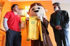 Jogador Daniel Carvalho doa camiseta ao HUSFP