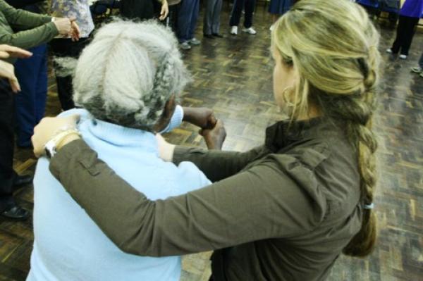 Cetres inscreve cuidadores de Alzheimer