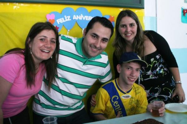 Festa para paciente anima a Clínica de Fisioterapia