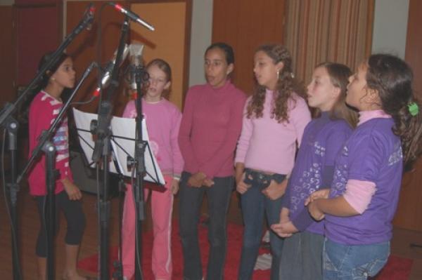 Alunas da Escola Antônio Ronna gravam hino na UCPel