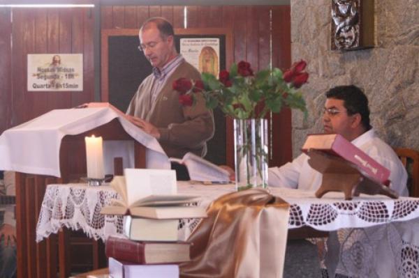 Professores acompanham missa comemorativa na UCPel