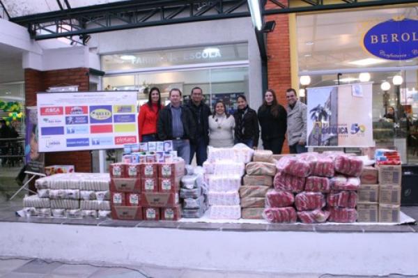 AAPECAN recebe alimentos arrecadados por alunos da Católica