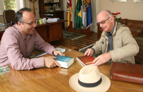 Biblioteca da UCPel recebe doação de livros
