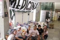 Estudantes de Medicina da UCPel entregam alimentos arrecadados
