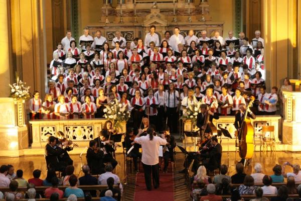 Concerto de Natal reúne vozes e instrumentos em celebração