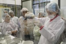 Cetres visita Laboratórios da Farmácia