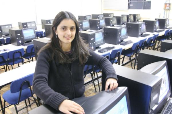 Egressa da Católica ganha prêmio nacional de pesquisa em Jornalismo