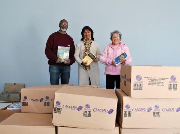 Acadêmicos entregam doação de livros a São Lourenço
