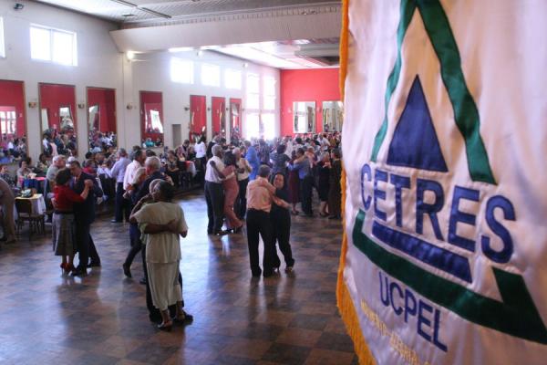 Baile do Idoso encerra comemorações dos 20 anos do CETRES