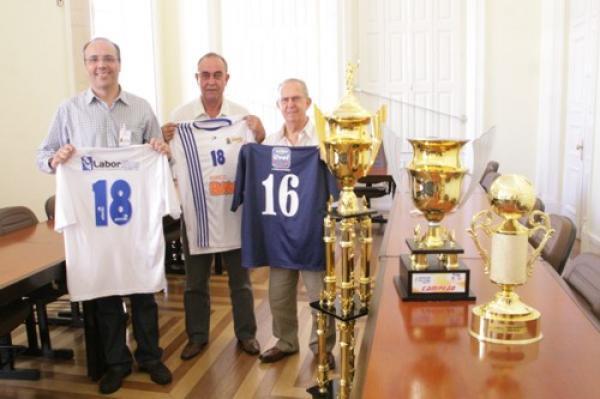 Futsal apresenta troféus à Reitoria