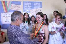 Candidata conquista primeiro lugar na Medicina e recebe Prêmio Vestibular na Católica