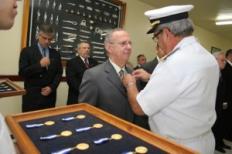 Reitor da UCPel recebe medalha “Amigo da Marinha”