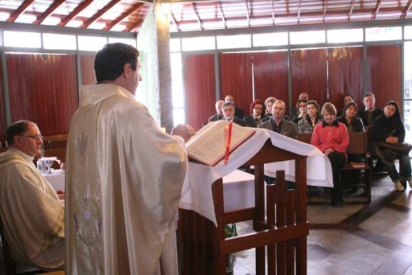 Missa celebra Dia do Professor e do Funcionário