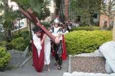 Via-Sacra encenada atrai a comunidade e propõe reflexão na UCPel