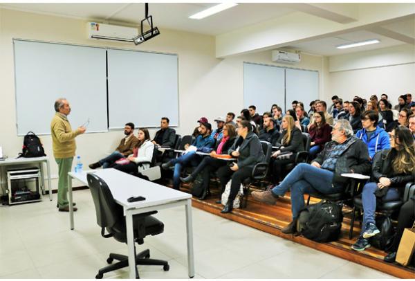 Diretor do Grupo Guanabara palestra para acadêmicos da UCPel