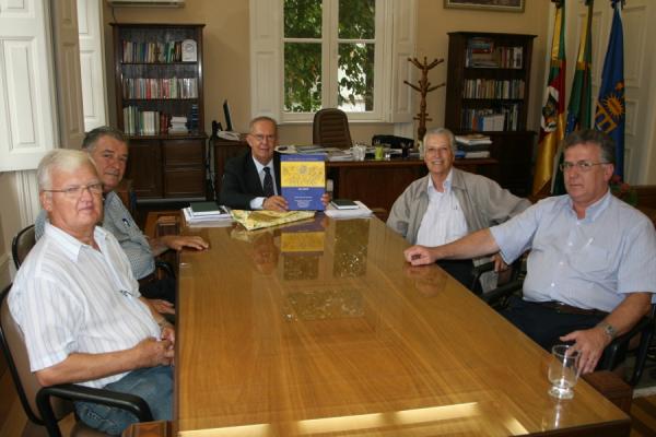 UCPel recebe livro do Centenário do Esporte Clube Pelotas