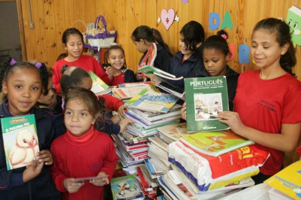 Livros são doados em ação de Comunicação Comunitária