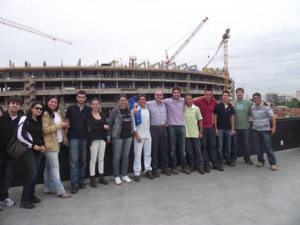 Alunos da Engenharia Civil visitam obras da arena do Grêmio