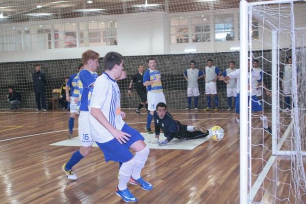 UCPel goleia e continua na liderança do Estadual