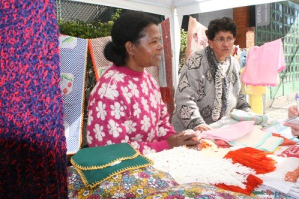 Feira de Economia Solidária conquista clientes conscientes