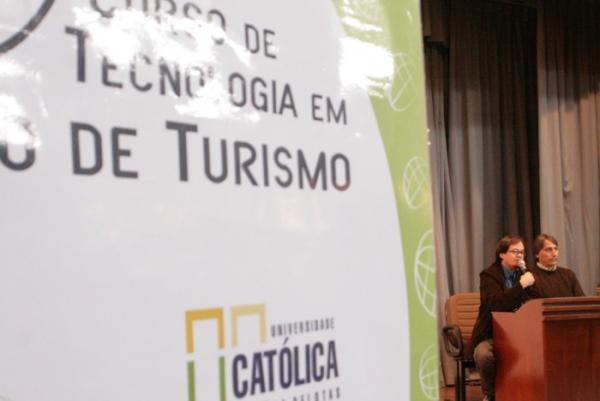 Milton Zuanazzi palestra na abertura da Semana do Turismo
