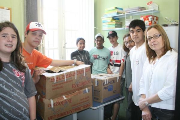 Escola Nossa Senhora da Luz faz entrega de alimentos