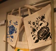 Art Bags de Laura Wustrow em exposição na Galeria de Arte