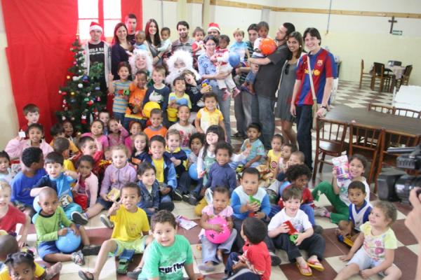 Acadêmicos de Comunicação antecipam Natal para crianças