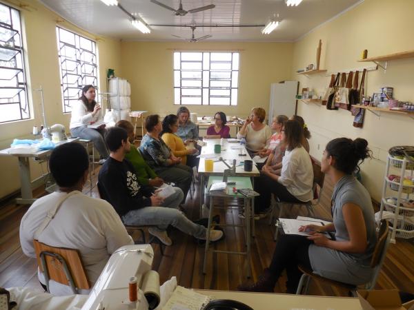 Artesãs da Bem da Terra fazem visita técnica em Porto Alegre