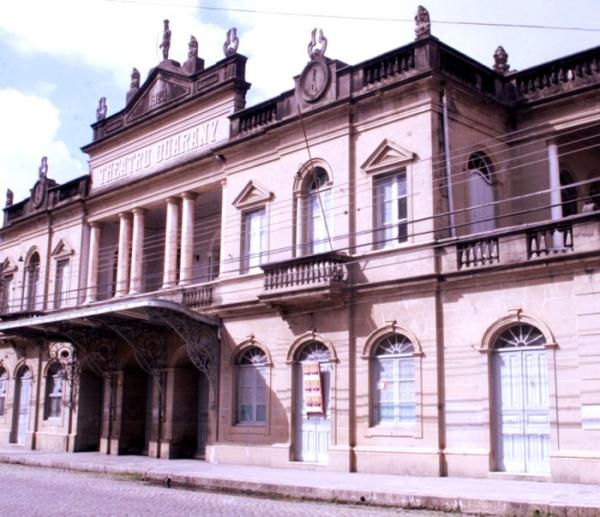Alunos da Católica prestigiam os 90 anos do Theatro Guarany