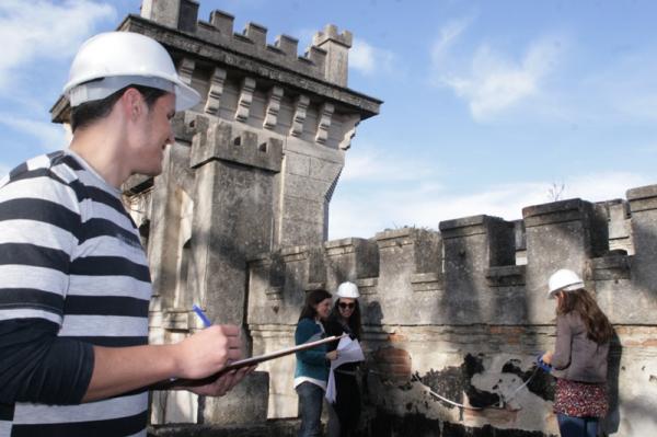 Acadêmicos de Arquitetura realizam levantamento no Castelo Simões Lopes