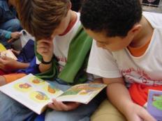 Trote do curso de Letras arrecada livros e brinquedos