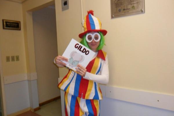 Estudantes narram conto para crianças hospitalizadas