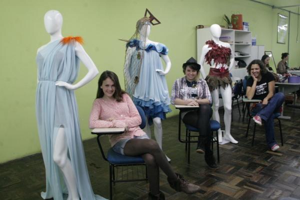 Alunas preparam looks para desfilar no Moda Pelotas
