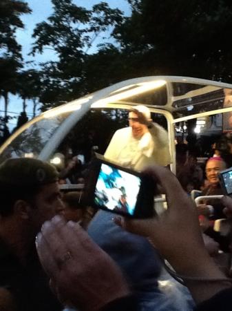 Papa Francisco passa por Copacabana e saúda fiéis