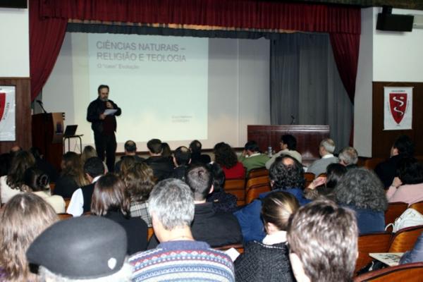 Conferência de Formação Docente trabalha evolução, ciência e teologia