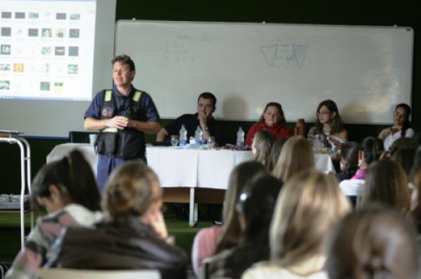 Veteranos recebem novos alunos com palestras