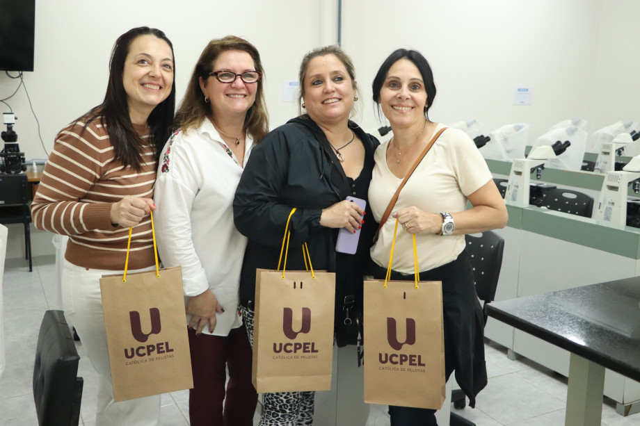 UCPel recebe visita de egressas do curso de Farmácia